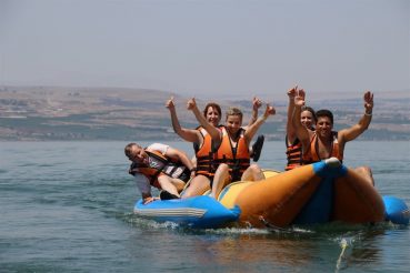 אטרקצית בננות בכנרת ביום כיף של חברות