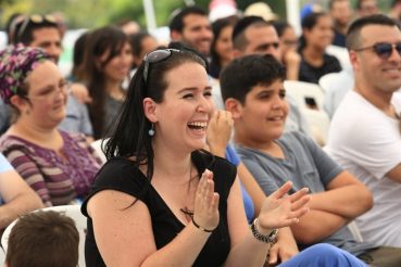 הפקת אירועים מוצלחת עם אנשים מחייכים